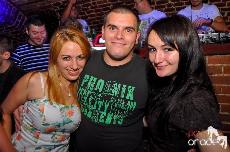 Party în Club Escape, sâmbătă noaptea,