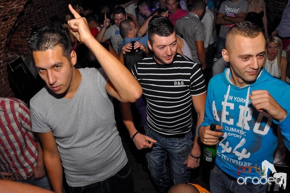 Party în Club Escape, sâmbătă noaptea,
