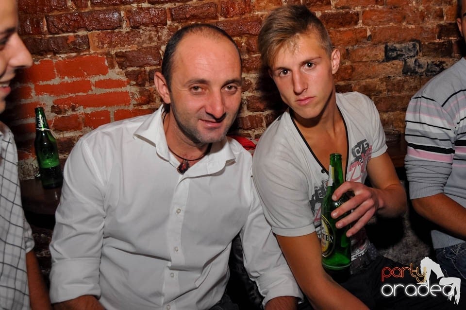 Party în Club Escape, sâmbătă noaptea,