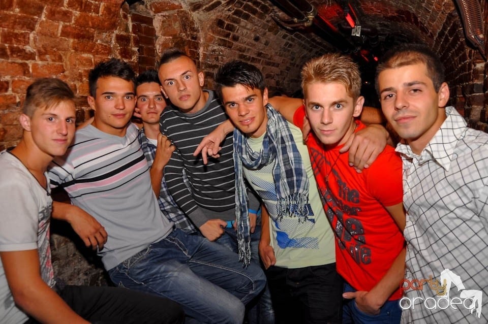 Party în Club Escape, sâmbătă noaptea,