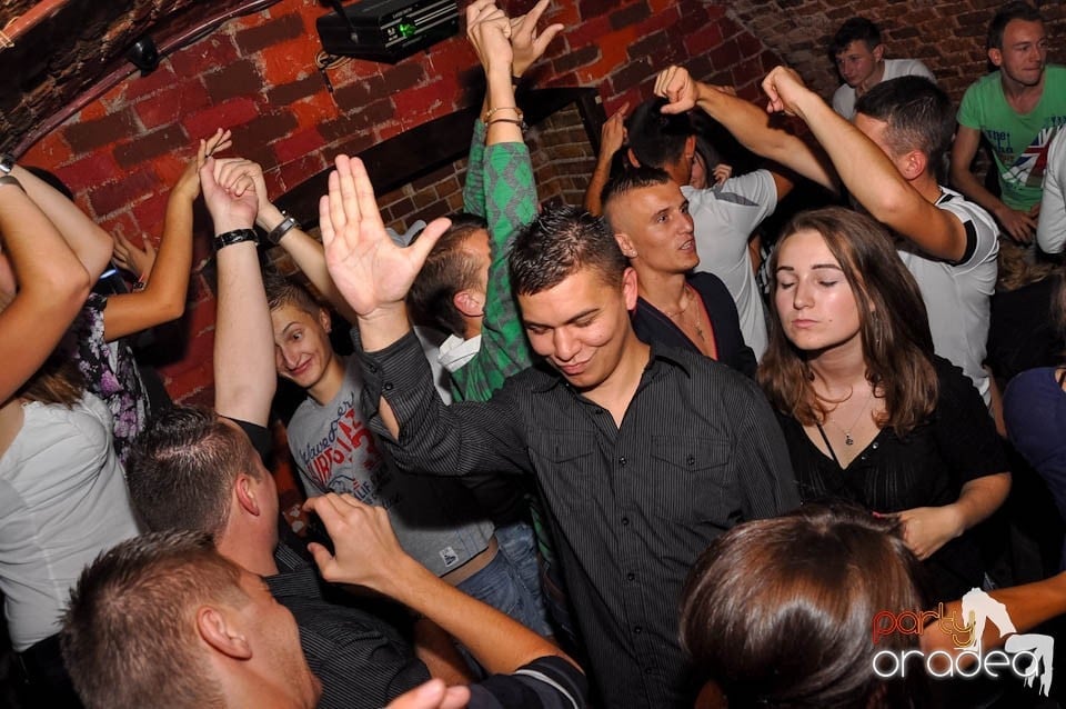 Party în Club Escape, sâmbătă noaptea,
