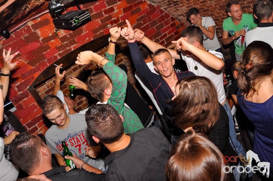 Party în Club Escape, sâmbătă noaptea,