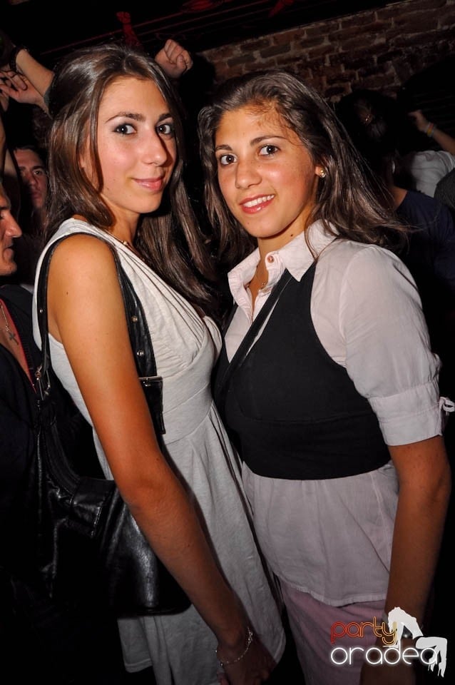 Party în Club Escape, sâmbătă noaptea,
