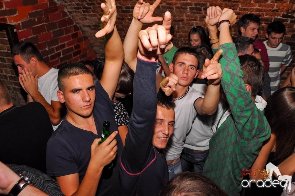 Party în Club Escape, sâmbătă noaptea,