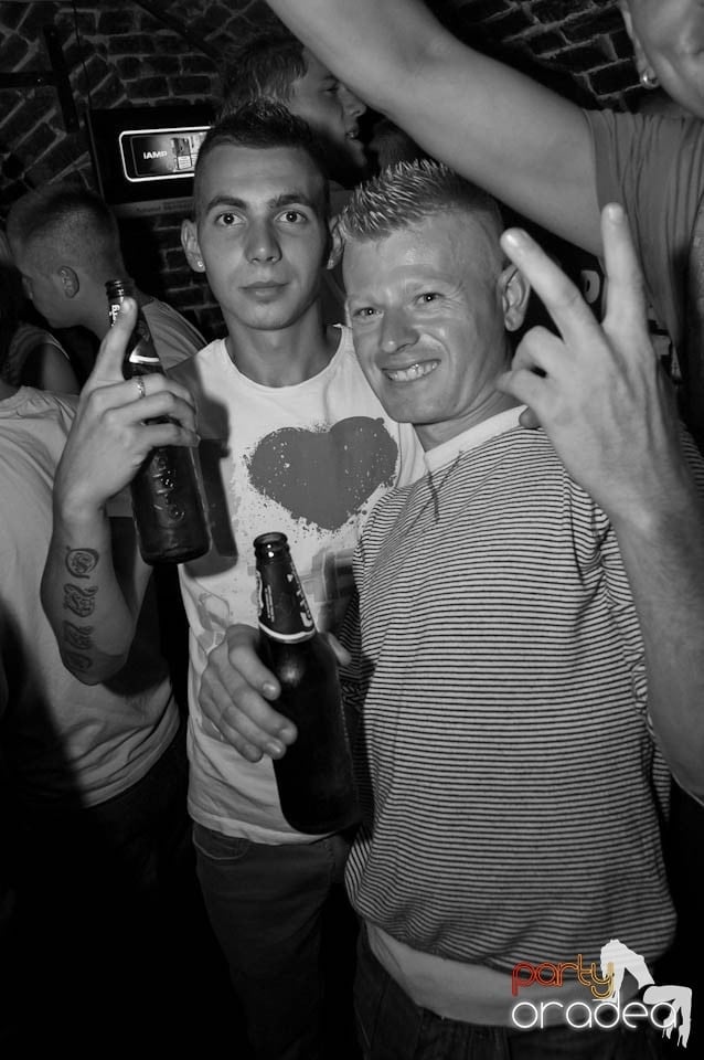 Party în Club Escape, sâmbătă noaptea,