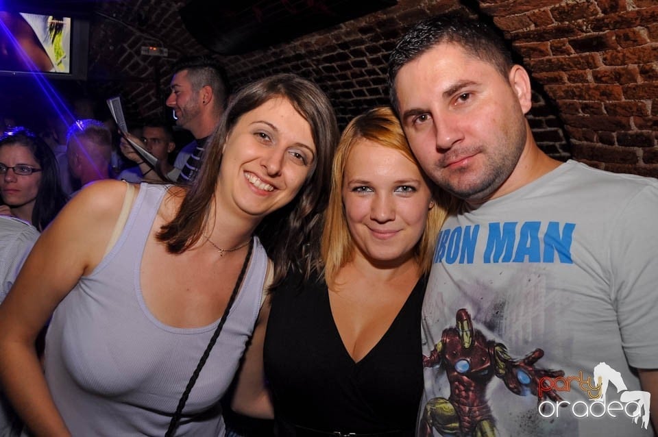 Party în Club Escape, sâmbătă noaptea,