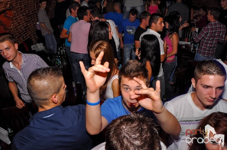 Party în Club Escape, sâmbătă noaptea,