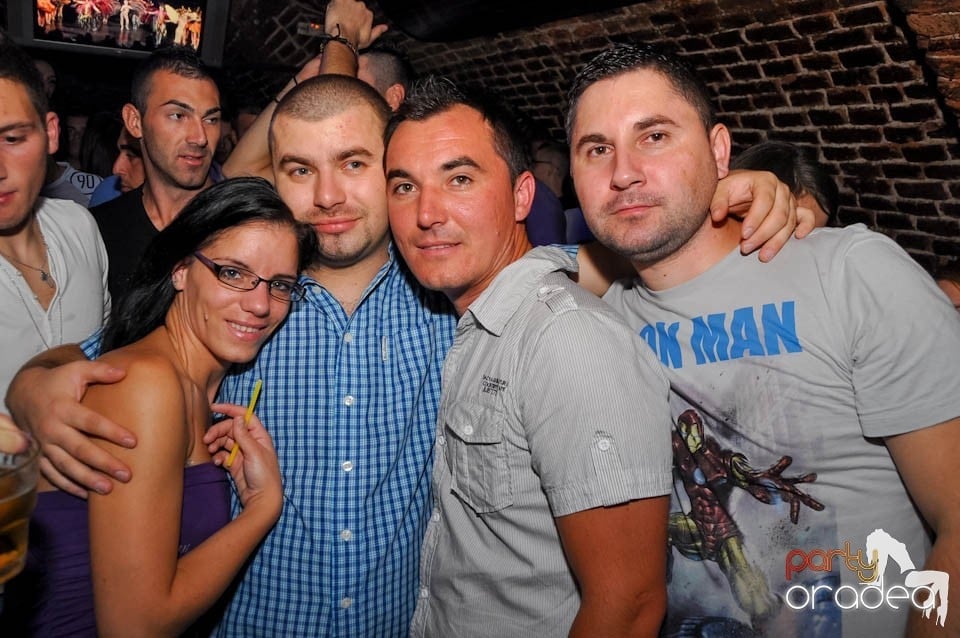 Party în Club Escape, sâmbătă noaptea, 