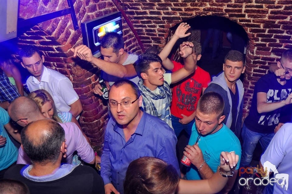 Party în Club Escape, sâmbătă noaptea,