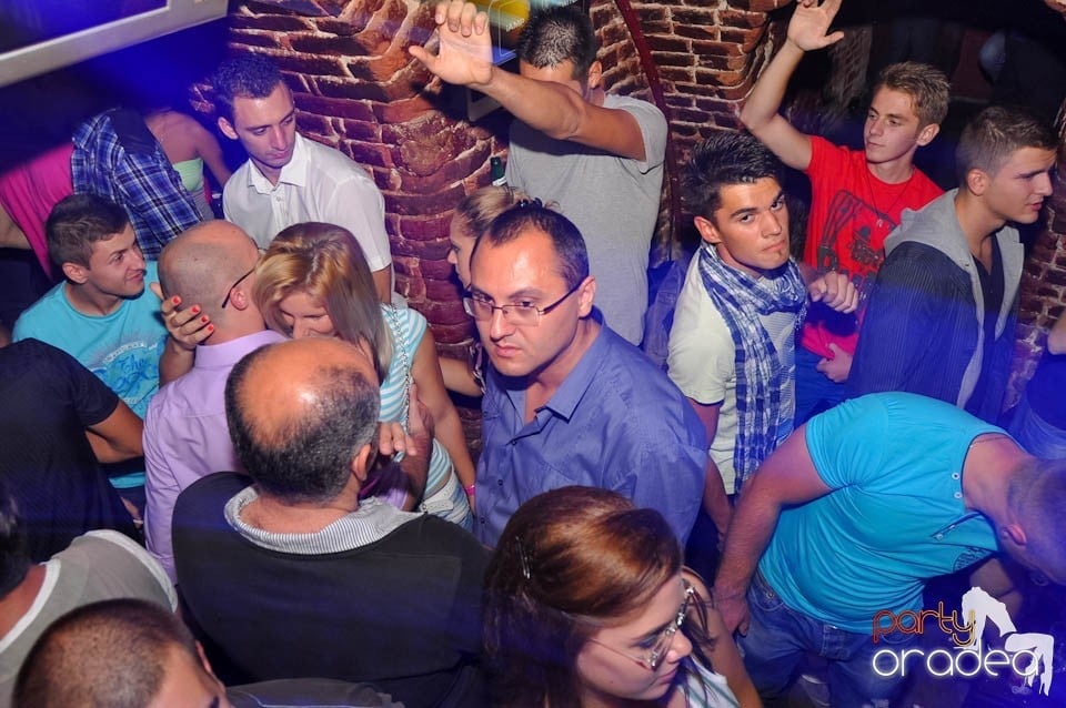 Party în Club Escape, sâmbătă noaptea,