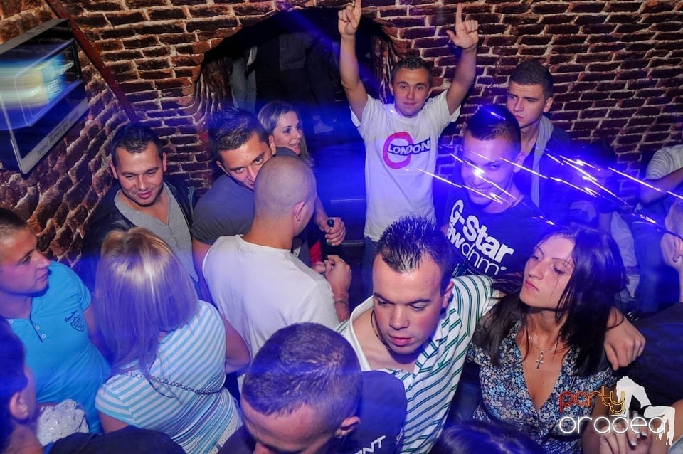 Party în Club Escape, sâmbătă noaptea,