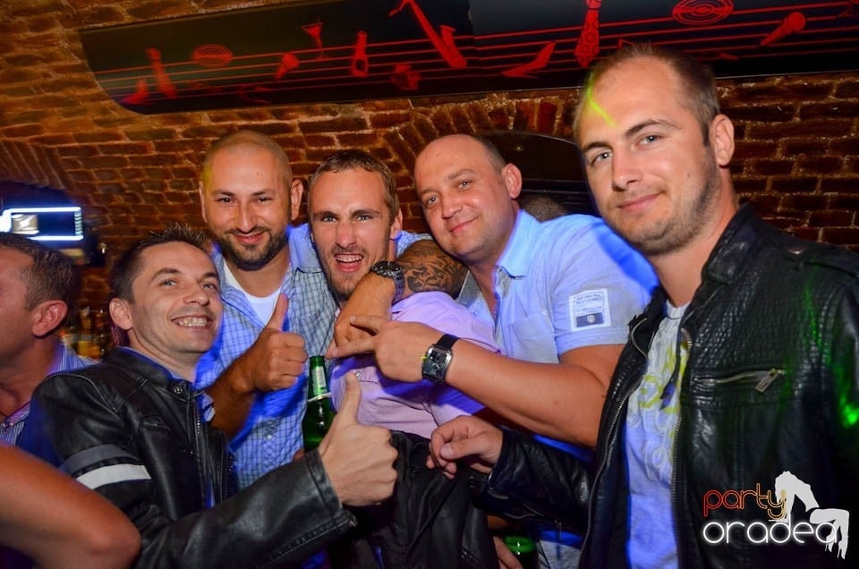 Party în Club Escape, sâmbătă noaptea,