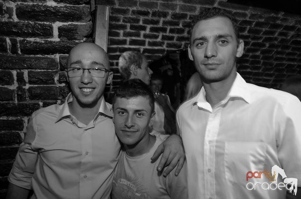 Party în Club Escape, sâmbătă noaptea,