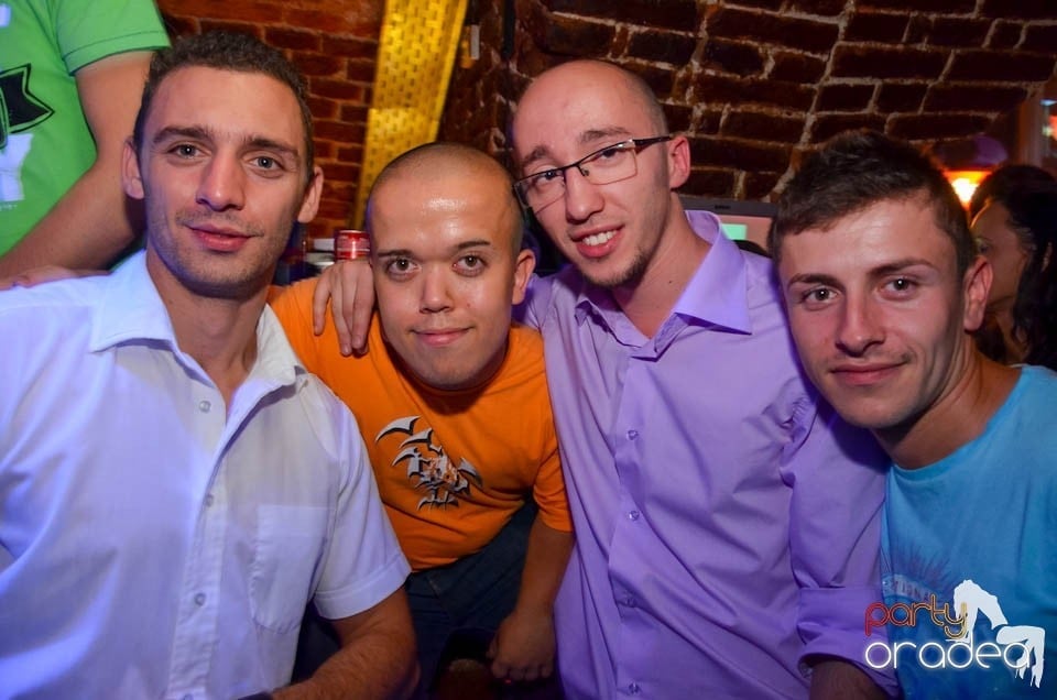 Party în Club Escape, sâmbătă noaptea,