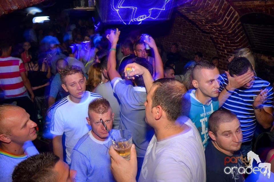 Party în Club Escape, sâmbătă noaptea,