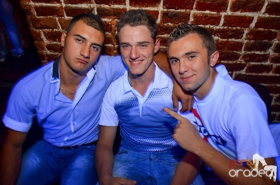 Party în Club Escape, sâmbătă noaptea,