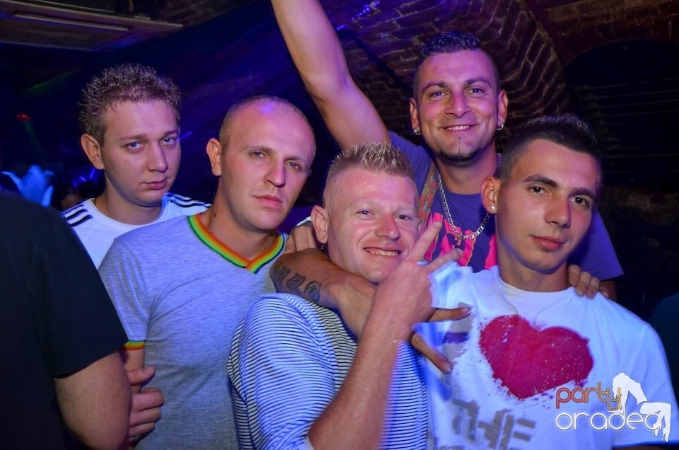Party în Club Escape, sâmbătă noaptea,