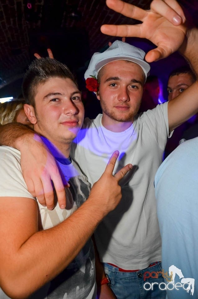 Party în Club Escape, sâmbătă noaptea,