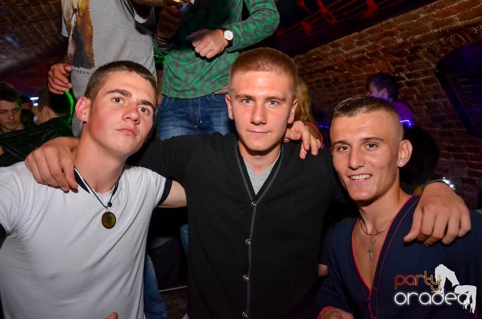Party în Club Escape, sâmbătă noaptea,