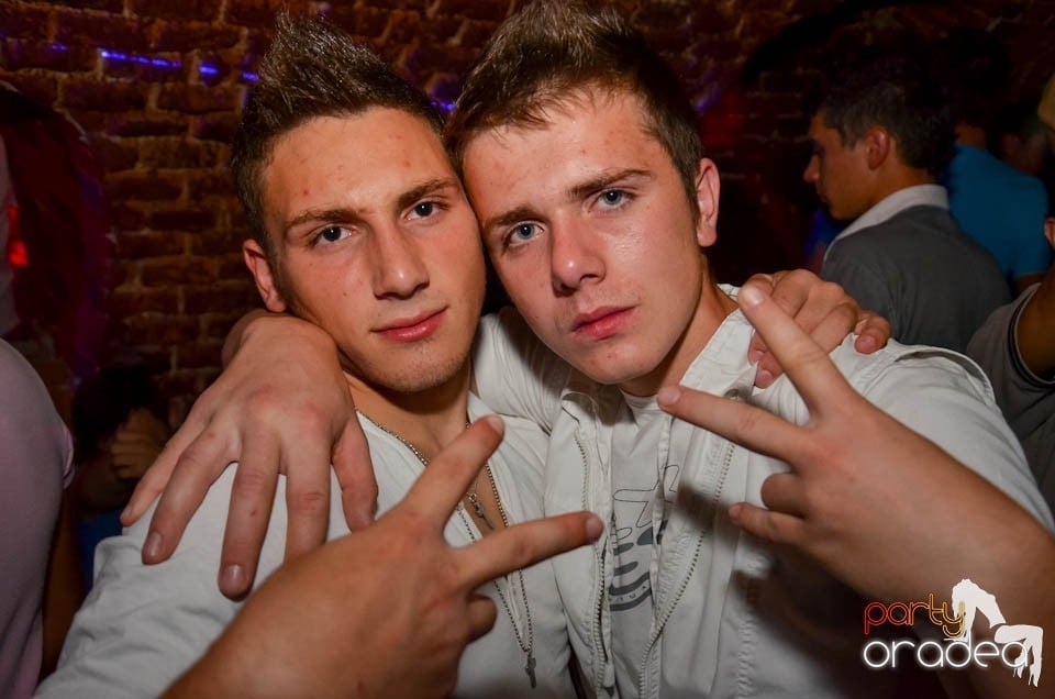 Party în Club Escape, sâmbătă noaptea,