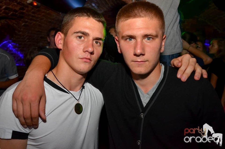 Party în Club Escape, sâmbătă noaptea,