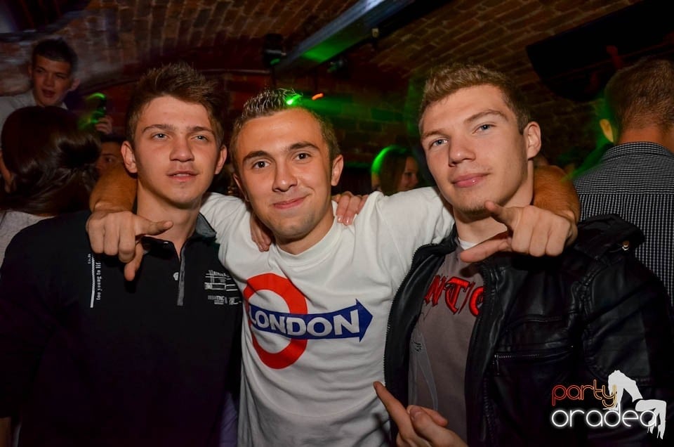 Party în Club Escape, sâmbătă noaptea,