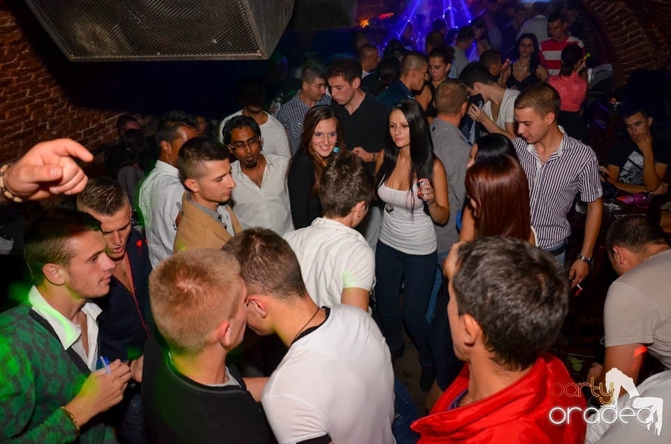 Party în Club Escape, sâmbătă noaptea,