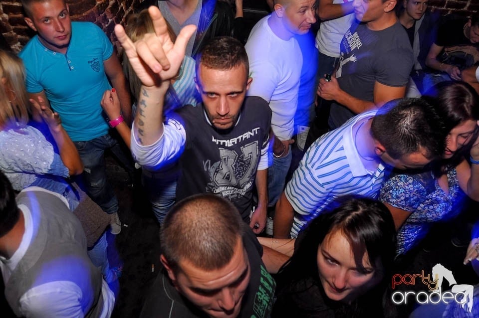 Party în Club Escape, sâmbătă noaptea,