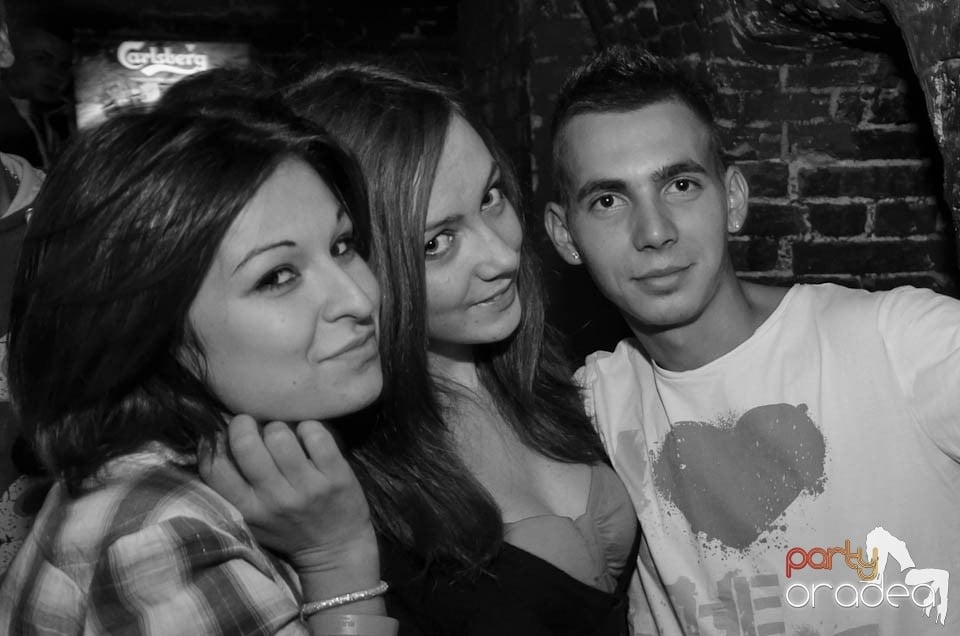 Party în Club Escape, sâmbătă noaptea,