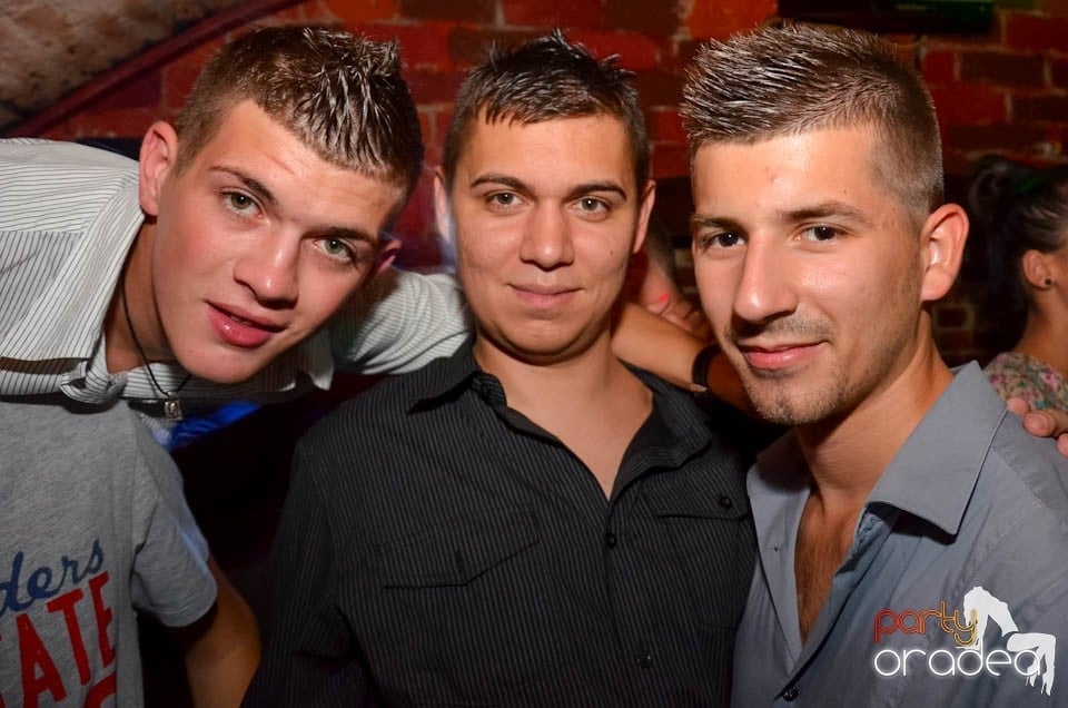Party în Club Escape, sâmbătă noaptea, Escape