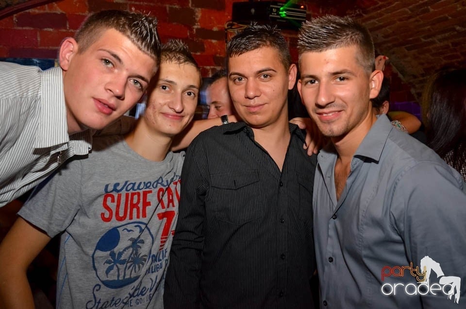 Party în Club Escape, sâmbătă noaptea,