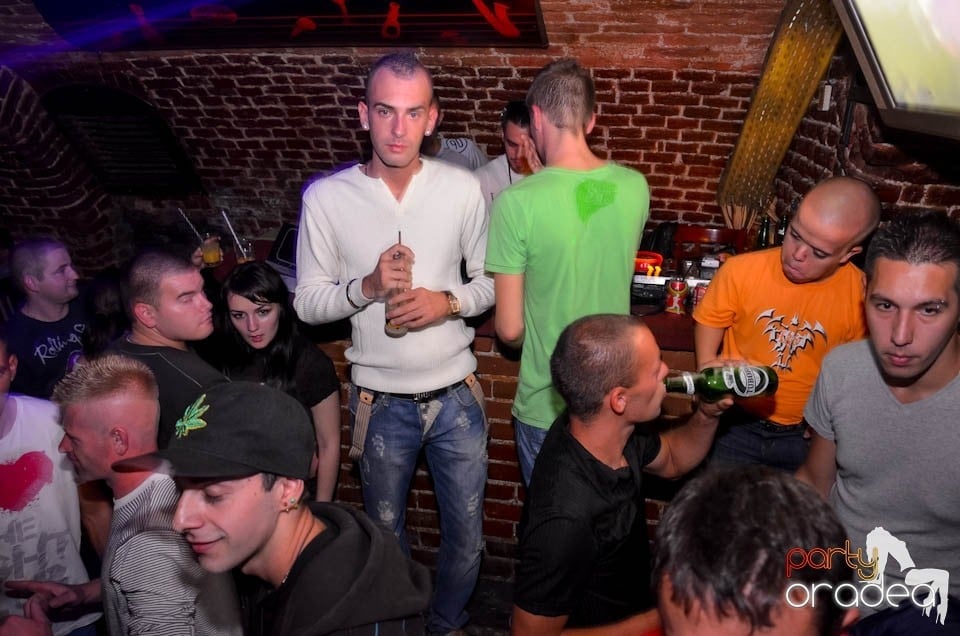 Party în Club Escape, sâmbătă noaptea,