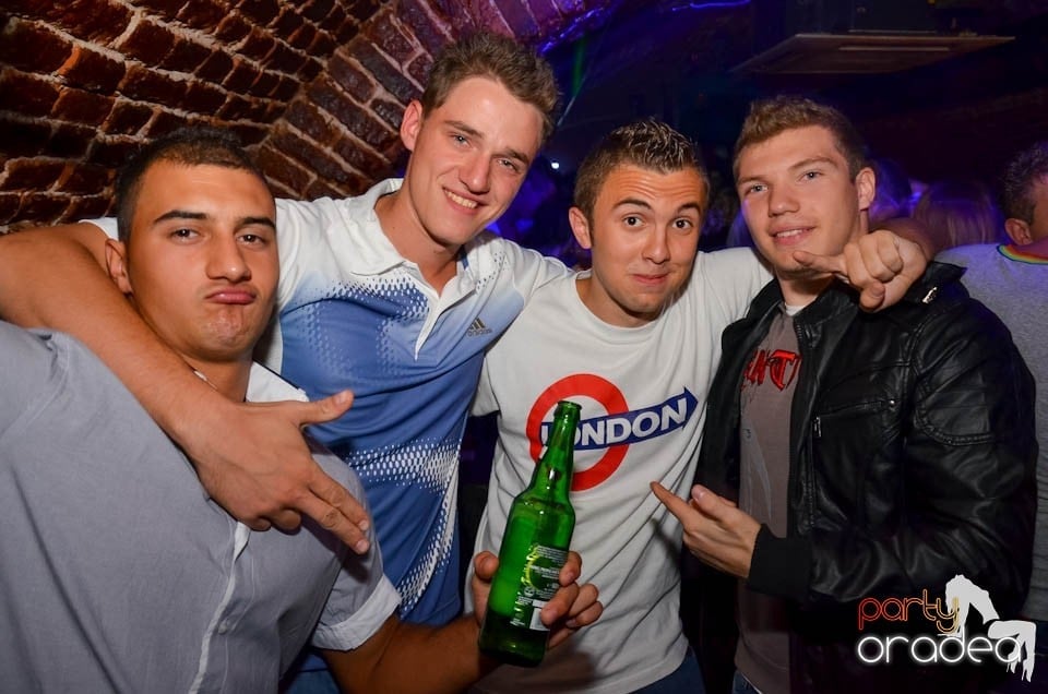Party în Club Escape, sâmbătă noaptea,