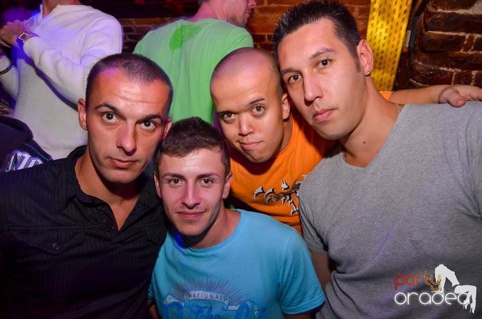 Party în Club Escape, sâmbătă noaptea,
