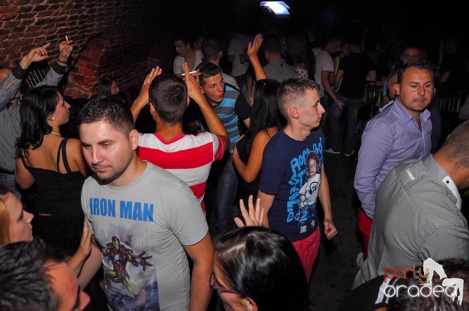Party în Club Escape, sâmbătă noaptea,