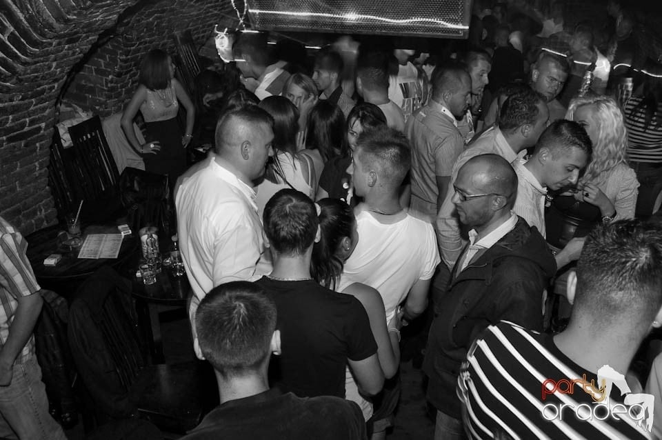 Party în Club Escape, sâmbătă noaptea,