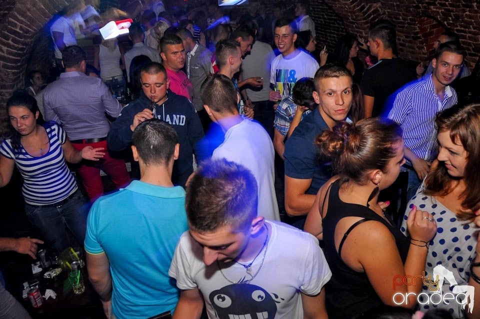 Party în Club Escape, sâmbătă noaptea, 