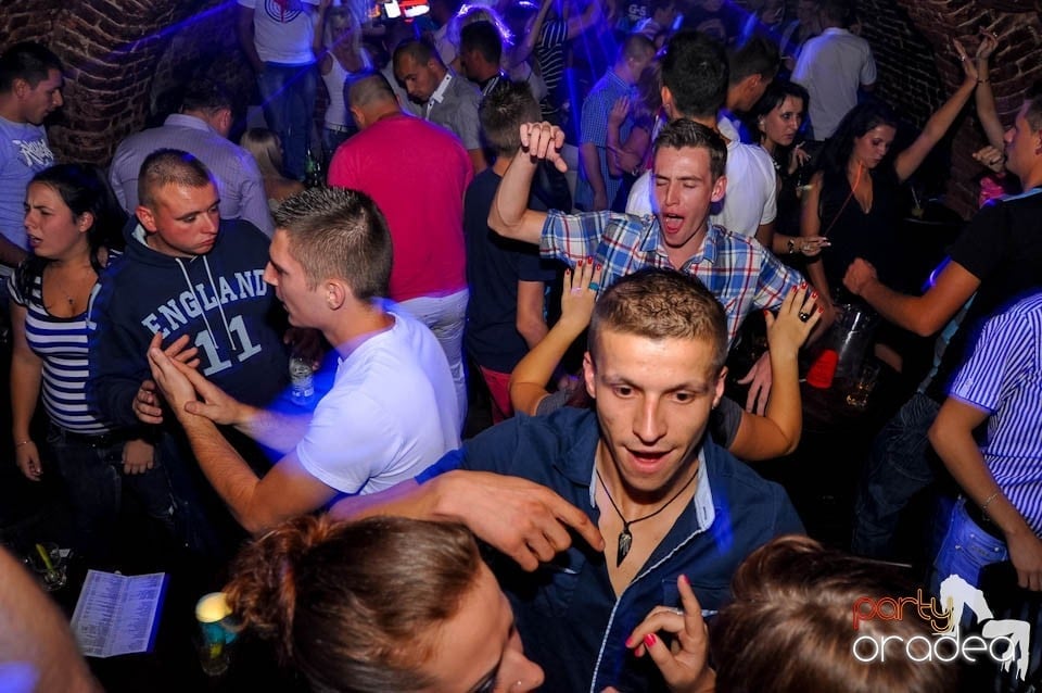 Party în Club Escape, sâmbătă noaptea,