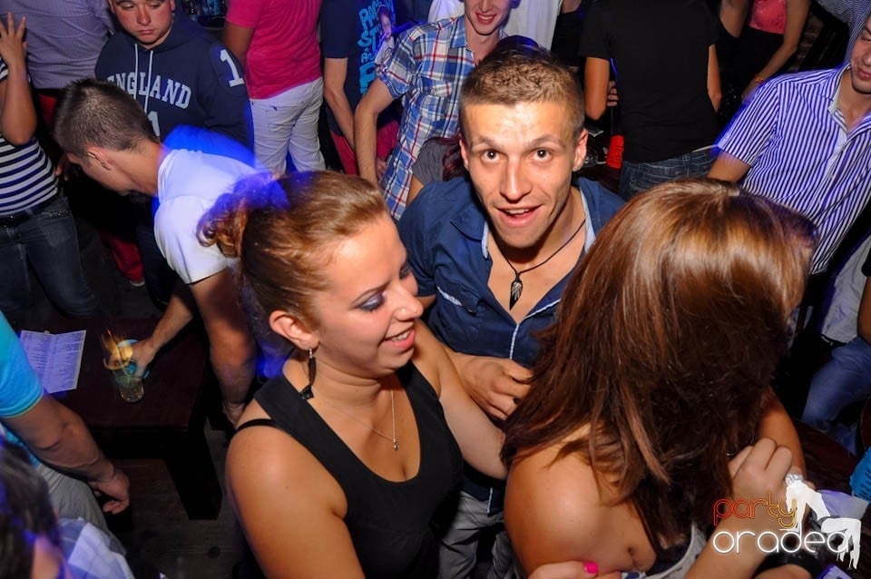 Party în Club Escape, sâmbătă noaptea,