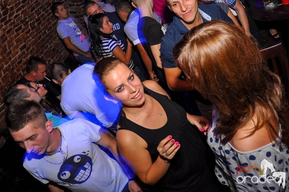 Party în Club Escape, sâmbătă noaptea,