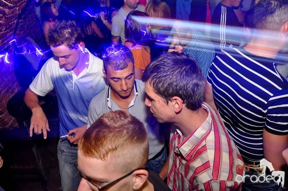 Party în Club Escape, sâmbătă noaptea,