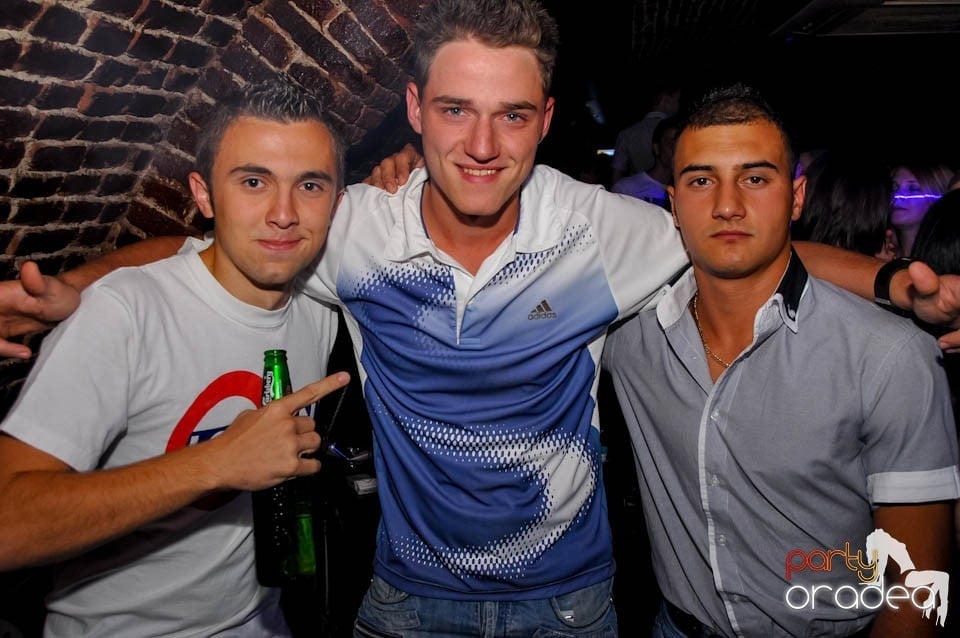 Party în Club Escape, sâmbătă noaptea,