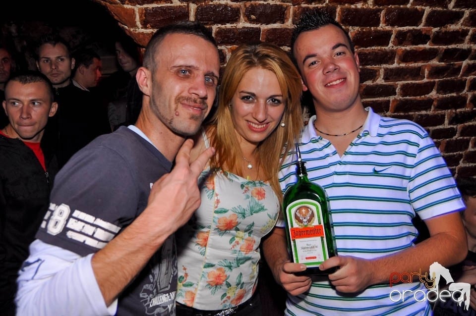 Party în Club Escape, sâmbătă noaptea,