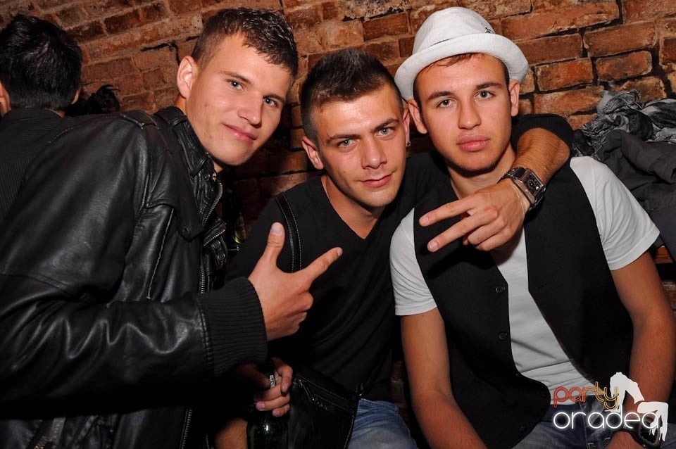 Party în Club Escape, sâmbătă noaptea,