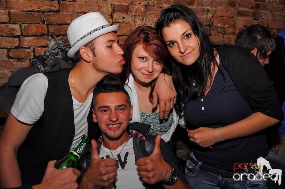 Party în Club Escape, sâmbătă noaptea,