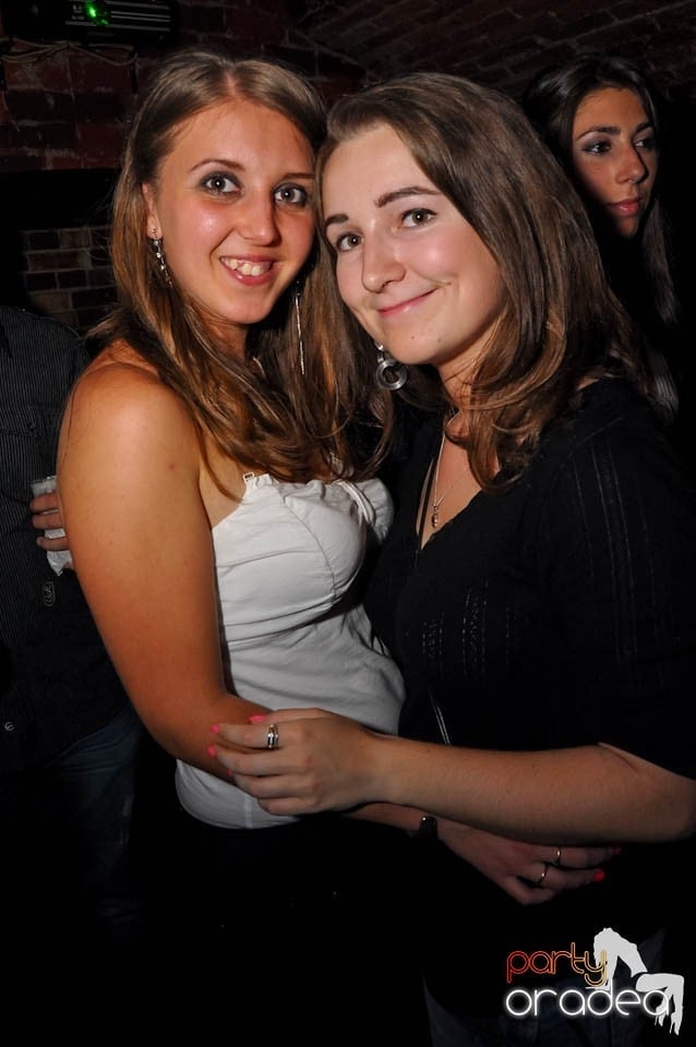 Party în Club Escape, sâmbătă noaptea,