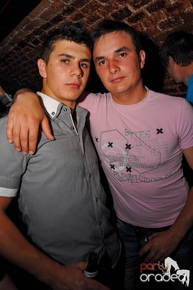 Party în Club Escape, sâmbătă noaptea,