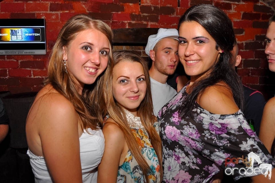Party în Club Escape, sâmbătă noaptea,