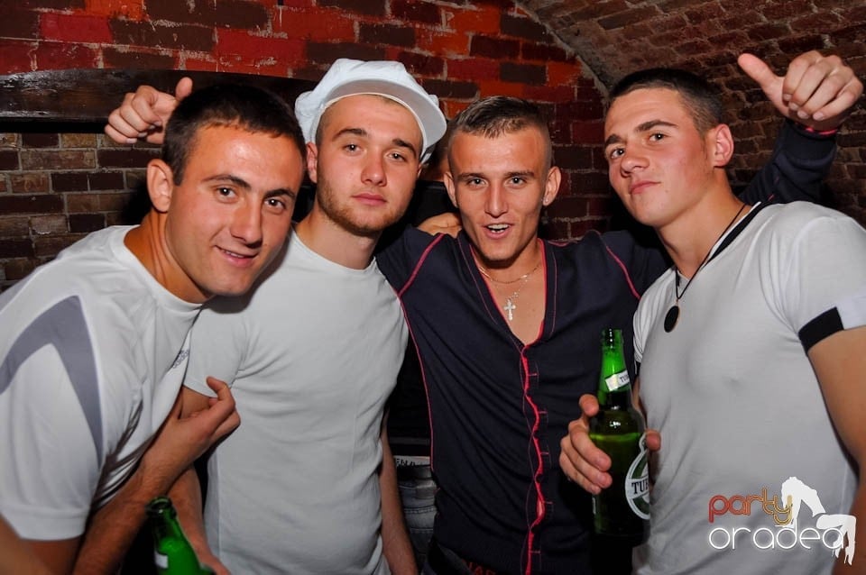 Party în Club Escape, sâmbătă noaptea,