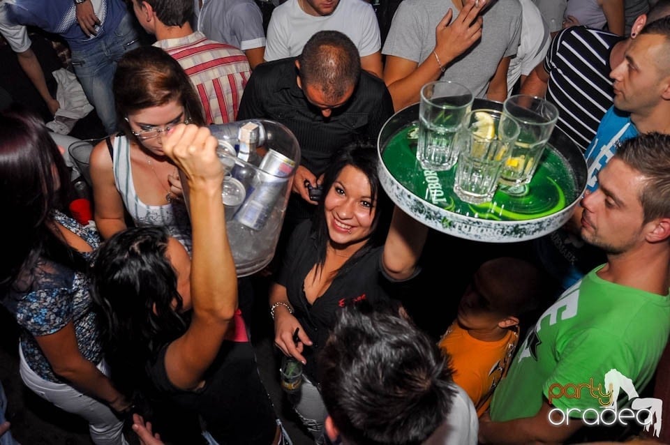 Party în Club Escape, sâmbătă noaptea,